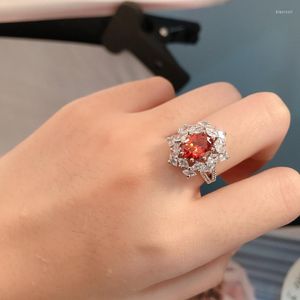 Bröllopsringar Lyxiga snöflingor Inlag Oval Red Cubic Zirconia Eleganta smycken för kvinnor Party Fashion Christmas Gifts