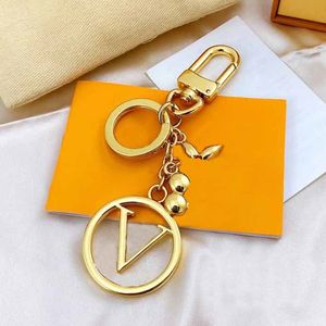 Yeni stil lüks anahtarlık mektubu marka tasarımcısı anahtar zincirleri metal anahtar zinciri kadın çantası cazibe kolye otomobil parçaları zarif hediye
