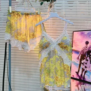 2023 neue Pyjamas frauen Sommer Strap Set Sexy Fragmentierte Blume Gelb Krieg Robe Atmungsaktive Panel Spitze