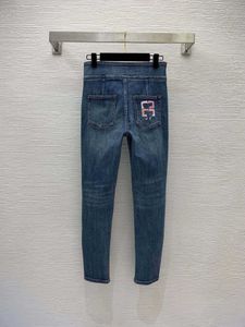 23ss Calças Femininas Denim Jeans Designer Jeans Feminino Paris New Back Hip Pocket Impresso Três Botões Cintura Alta Slim Calças Elásticas Jeans Roupas Femininas de Alta Qualidade