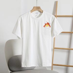 LOW2023WE Freizeithemd, hochwertige Oberteile mit Logo-Stickerei. Moving CASTLE, schlicht gestricktes T-Shirt mit Rundhalsausschnitt, Flammen-Stickerei-Logo, kurze Ärmel