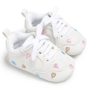 Första Walkers Casual Baby Shoes Infant Girl Crib Söt mjuk ensam Prewalker Sneakers Walking Toddler Walker 230615
