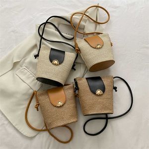 ビーチバッグ小さなデザインバッグ2023新しいファッションシンプルな草織り通勤旅行変化モバイルホリデー
