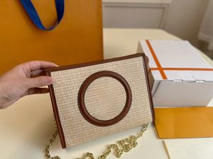 La nuova borsa per il trucco a catena intrecciata per l'estate è una borsa semplice ed elegante che può essere portata o tracolla