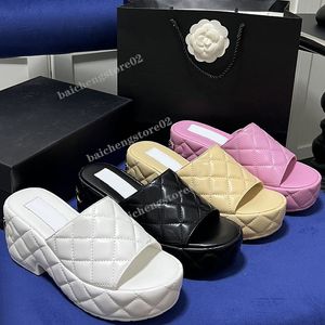 Sandaler Kvinnor damer kalvskinn pappa sandaler quiltade sommardesigner sandles skor plattform lägenheter låg häl kil kil diamant spänne sandal slip på ankl acr b2