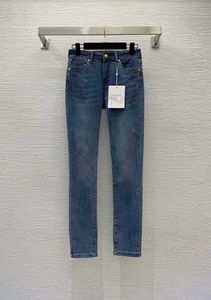 23SS سراويل سراويل جينز جينز مصممة النساء جينز الصيف سروال جديد بنطلون المعادن الديكور 3D متوسطة المتوسطة عالية الخصر النحيف