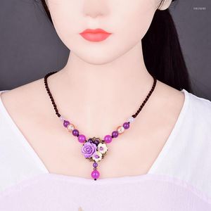 Collane con ciondolo Comodo disco in lega di colore bronzo Collana di fiori sintetici viola Moda femminile Elegante gioielli di cristallo viola