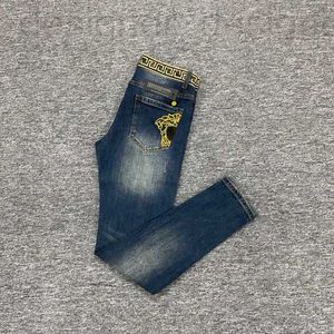 メンズジーンズデザイナープラスサイズのメンメンサ刺繍パンツメンズファッションレトロカジュアルデニムパンツ45891 769J
