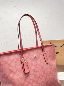 Högkvalitativ lyxväska Designerväska med sugspänne Klassiskt mönster snygg och hållbar stor kapacitet Bästa ryggsäck för resor C Bag2023