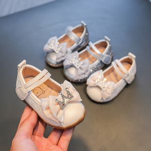 First Walkers Baby Shoes Girl with Rhinestone Crowns Toddler Wedding Party Party Leather Shoes Beige Silver Born Sequins Girls Shoils F11243 230614