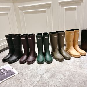 디자이너 레인 부츠 여성 부츠 검은 고무 부츠 PVC Rainboot 외관 파열 시계 상단 녹색 흰 발 소프트 슬림 워터 슈즈