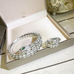 Set di gioielli da sposa Collezione di design Bracciale ad anello pavimentato Pieno Zircone ceco placcato Colore oro Occhio verde Serpente squamoso Serpente Set di gioielli serpente 230615