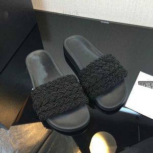 Kanal svarta pärlor vit vävd mule platta kvinnor glider tofflor pärlflätor slip på plattform sandal sommarskor sammanlåsande c spänne rensning flip flops tränare