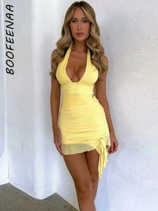 فساتين غير رسمية Boofeenaa Deep v Halter Mini Dress Yellow Sexy Club ملابس 2023 ملابس أزياء للمرأة Ruched Mesh Summer C66-DZ35
