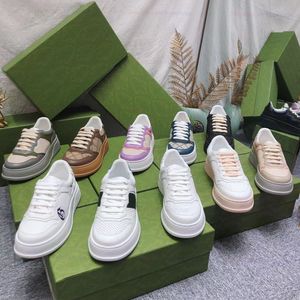 Designer skor retro präglade sneakers kvinnor herr casual skor toppkvalitet tryckt präglade sneakers tjock botten vit sko snörning duk löpare sko