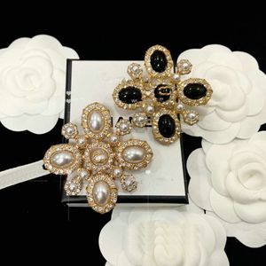 Yüksek kaliteli tasarımcı mücevher erkek bayanlar pin çiçek mektupları klasik marka broş takım elbise düğün parti hediyeleri