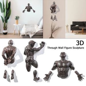Oggetti decorativi Figurine Galvanotecnica Imitazione Decorazione da parete in rame Carattere astratto Uomo rampicante Statua Scultura 3D Attraverso l'arte della parete 230616