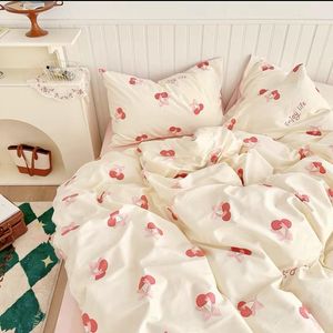 Sängkläder sätter koreanska ins cherry set enkel vit täcke täcker mjuk enstaka dubbel quilt flickor hem textiler dekor 230615