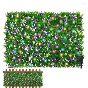 Dekorative Blumen, künstlicher Gartenzaun, künstliches Efeu-Sichtschutzblatt mit LED-Lichtern, das die Terrasse erweitert