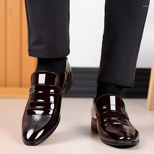 Klädskor läder för män affärsmode spetsig tå låg klackade bankett bröllop bekväma slip-on loafers
