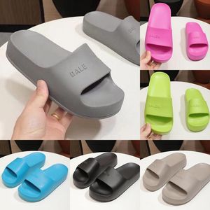 Slippers الفاخرة العلامة التجارية المصممين صندل نساء سيدات جوفاء منصة مصنوعة من مواد شفافة عصرية مثير شاطئ جميلة أحذية الأحذية أحذية 35-42