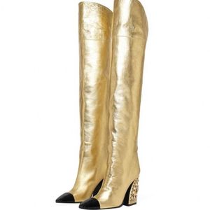 Il ginocchio per le donne alla moda stivali oro grossi di grande taglia E