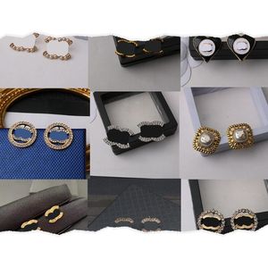 Brincos de argola para mulheres famosas Banhado a ouro 18K Marcas de luxo com design de letras Stud Clipe Brincos geométricos Casamento Natal Presentes de feriado