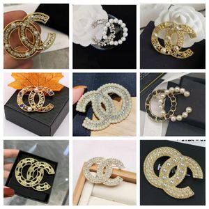 Designer banhado a ouro pérola broches moda das mulheres dos homens marca dupla carta cristal pérola broche jóias acessórios 20 estilo