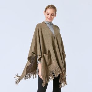 Halsdukar kvinnors löst passande poncho cape med v halsringning fickpickor sjal wrap tofsels long cardigan öppen front tröjor fransar