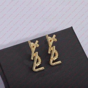 18 -karowe złoto europejskie i amerykańskie kolczyki stadninowe. Projektanty oświadczenia kolczyki dla kobiet. Biżuteria marki mosiężnych liter