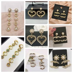 Classic Designer Earrings Letters Stud Eardrop Round Geometric Famous Women Crystal Rhinestone Crystal Pearl Party Gift 20 Style