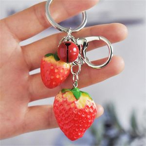 Nyckelringar söt 3D Strawberry Keychain med Bell för kvinnor handväska bilnycklar handväska charms dekor kawaii frukt nyckelparty leveranser gåva