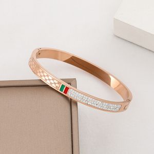 Lyxdesigners White Zircon Bangle Armband 18K Guldpläterad rostfritt stål smycken för kvinnors gåva