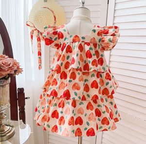 Flickans klänningar Retail Baby Girls Summer Cute Love Mönster Klänning Princess Kids Swee Dress Holiday 2-7 T 230615