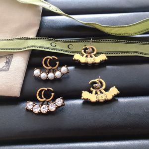Brincos de diamante de pérola banhados a ouro 18K vintage Luxo Classic Logo réplica Stud Brincos de letra correta 2023 Joias de amor românticas femininas de marca