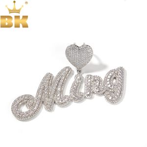 Charms THE BLING KING Heart Bail Custom Brush Script Bubble Letter Dois Tons Pingente Micro Paved CZ Colar Personalizado Hiphop Jóias 230615