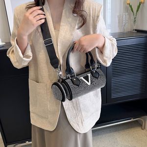 2023 yaz küçük askı çanta l harfli elmas çivili omuz yastık torbası moda kadın çapraz vücut torbaları silindirik paket