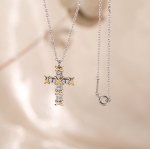Luxury Cross Necklace Designer Necklace Exquisite Ladies Pendant Diamond Inlay Charm Elegant temperament mode mångsidiga trendiga smycken älskar bröllopspresent