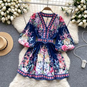 Sukienki z pasa startowego Kobiety Spring Summer Flower Beach Dress Runway V-Neck Lantern Tleeve Tleeve Down Belt High talia A-line mini krótka sukienka 2023