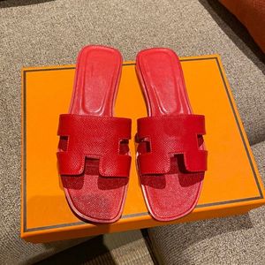 Fashionable leather slippers new summer womens sandals and slippers high-end luxury designer slider leisure tourism beach shoes womens shoes Sizes 35-42 +box