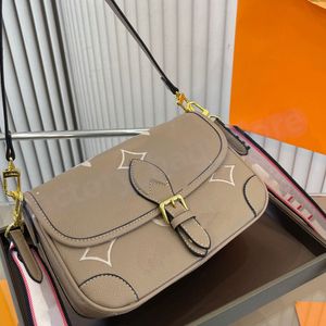 Borsa a tracolla moda Totes 2023 vera pelle crossbody donne vecchio fiore Designer Diane Baguette borsa da donna cinturino di grande capacità lettere in rilievo borsa con patta