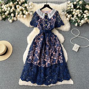 Runway Dresses Summer Mid-Längd Women Doll Collar Hook Flower Spetsklänning med Belt Slim Short Sleeve Green Black Blue Ladies A-Line Dresses 2024