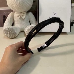 23SS Women Hair Band Women Designer Accessories Brand Medieval Sheepskin Metal Bokstäver Logotyp Dekoration Pannband Versmatil hår Tillbehör Kvinna smycken