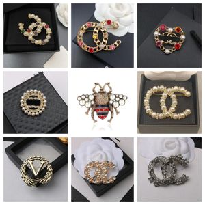 Moda projektant broszek litery Lapel Pinswomen Men Crystal Rhinestone Pearl Metal Metal Akcesoria