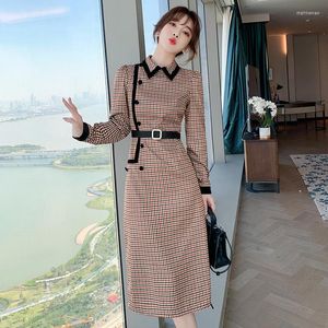 Повседневные платья китайского стиля ретро-платья 2023 Spring Cheongsam Slim Plim Mid-лясочная кнопка поло в пол с поясом до колен