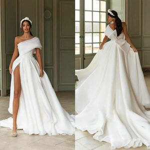 One Shoulder Float Wedding Dresses Lår High Slit Appliced ​​2020 Nya brudklänningar med Big Bow Sweep Train de Mariee288g