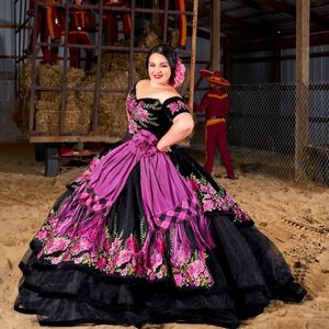 Charro princess Black Quinceanera Dresses Pink Embroidery Off the Shoulder Skirt Corsetto con lacci Prom Compleanno Sweet 15 dress