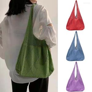 Plånböcker kvinnor axelväska virka stor kapacitet ljus färg handhållen ihålig ut stickad handväskor för utomhus