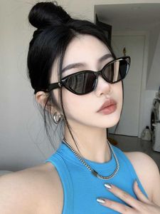 Neue dreieckige Katzenaugen-Sonnenbrille für Frauen mit hochwertigem Gefühl und kleinem Gesicht, beliebt im Internet. Straßenfotos-Sonnenbrillen