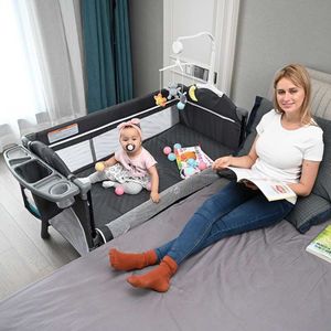 Europeisk vikning av sido-konvertibla spjälsäng som skarvar stor BB Multifunktion Portable Nyfödda Baby Cots Cribs Filt Bedside Cradle Bed